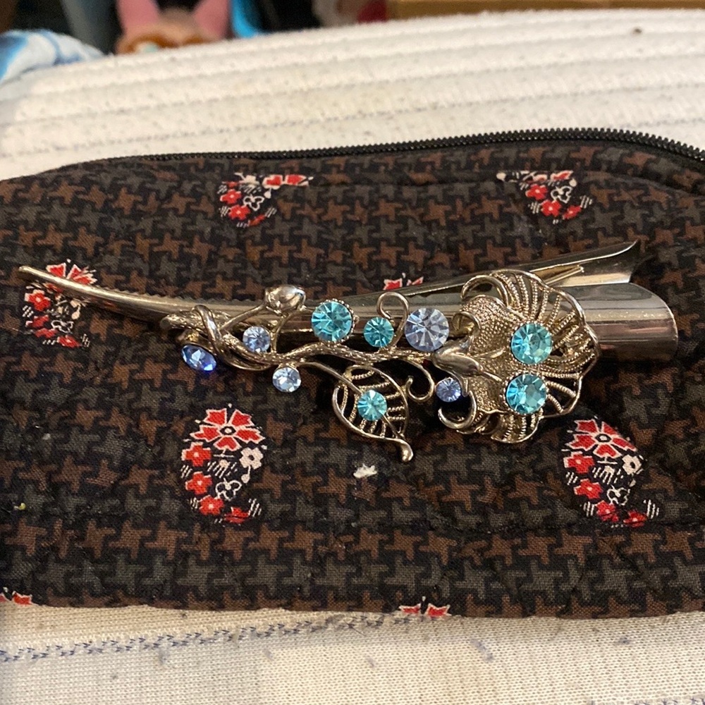 181. Beautiful metal crystal hair clip
